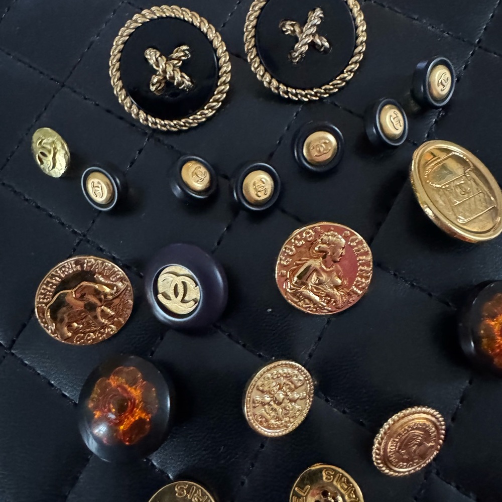 19 Authentic CHANEL Vintage Replacement Buttons - Picture 3 of 7